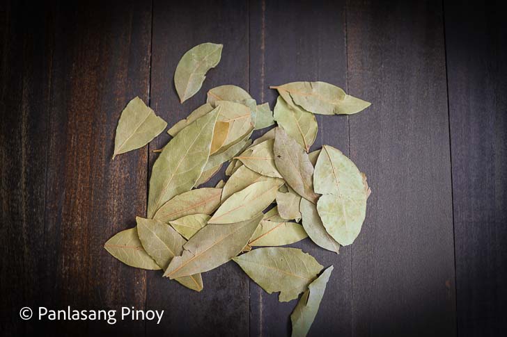 Bay leaves in Spanish is Laurel